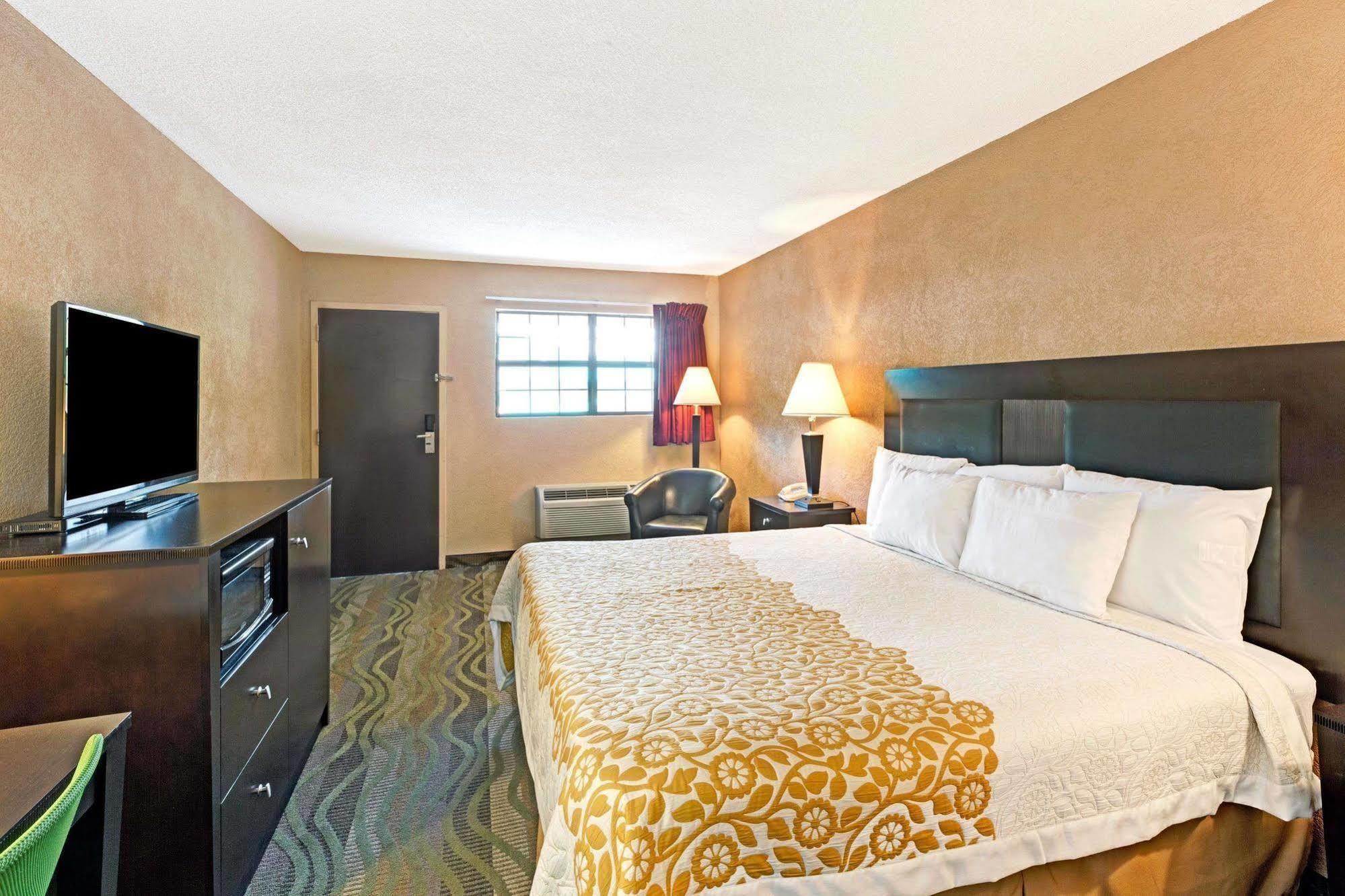 Days Inn By Wyndham Cherokee Near Casino Kültér fotó